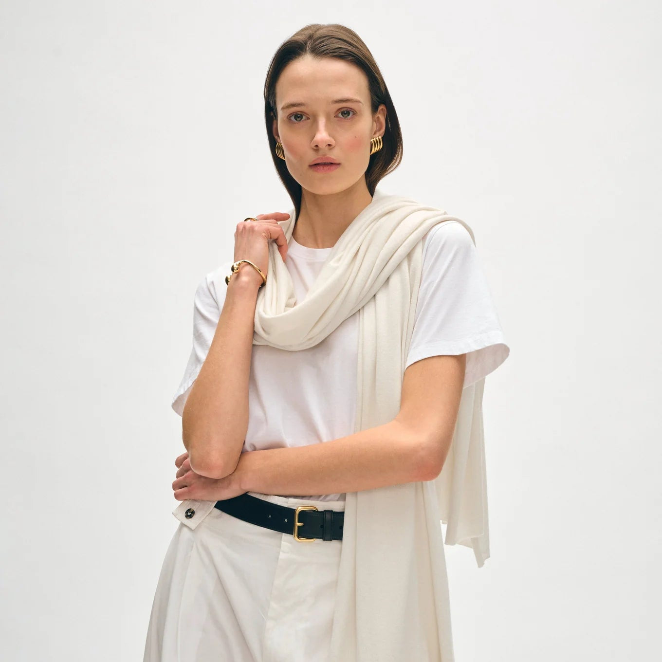 Woman wearing White + Warren's Silk Cashmere Travel Wrap in the color chalk