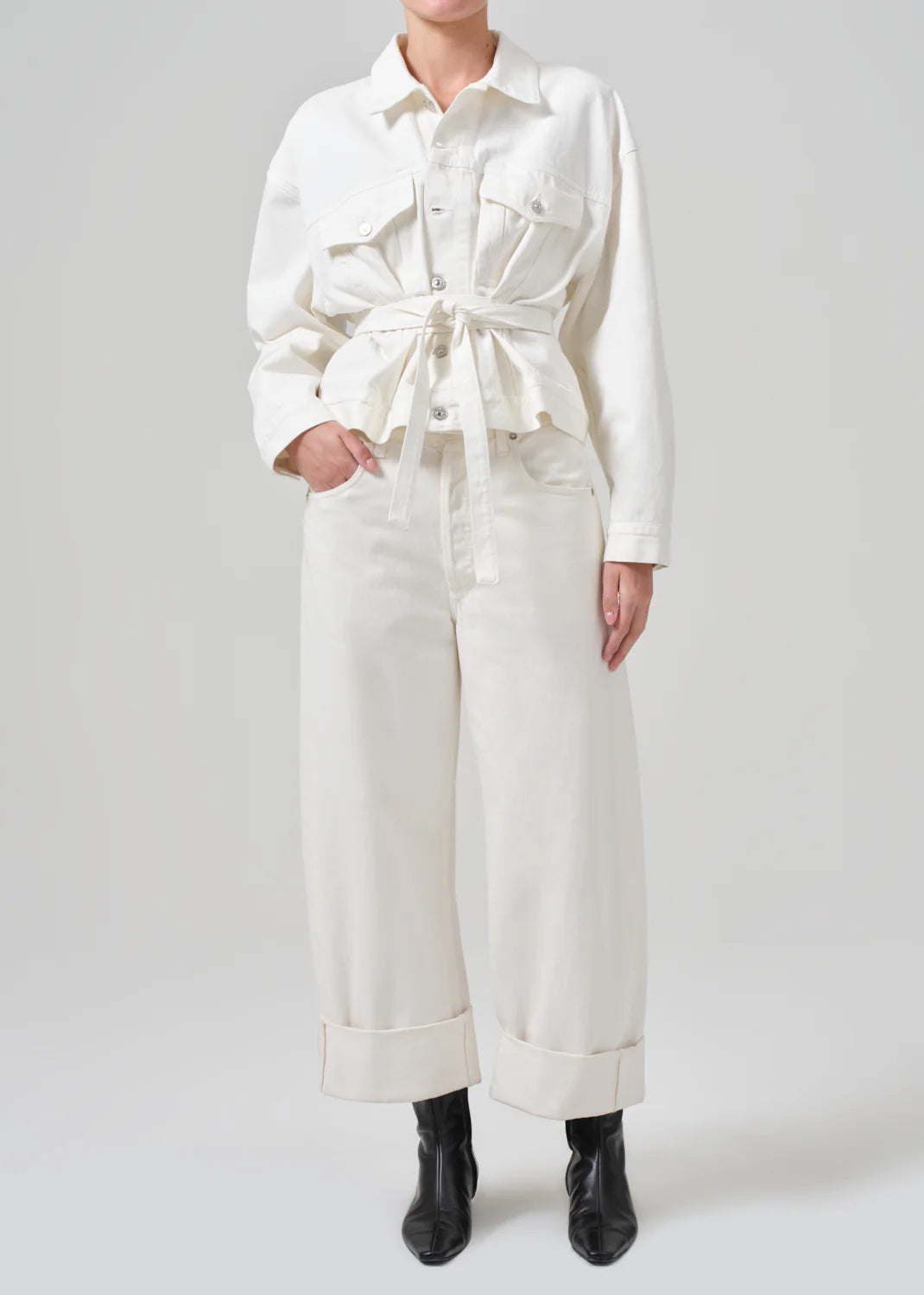 Front view of a woman wearing the Ayla Baggy Wide-Leg Women's Jeans in the color off-white color Pashmina