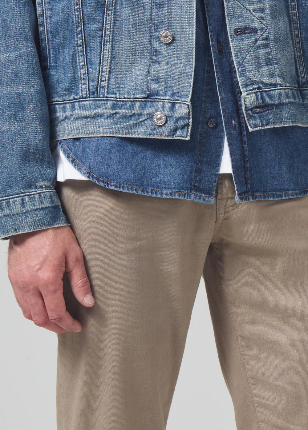 Closeup detail view of the Citizens Of Humanity Gage Slim Straight Stretch Linen in the dark khaki color Dune