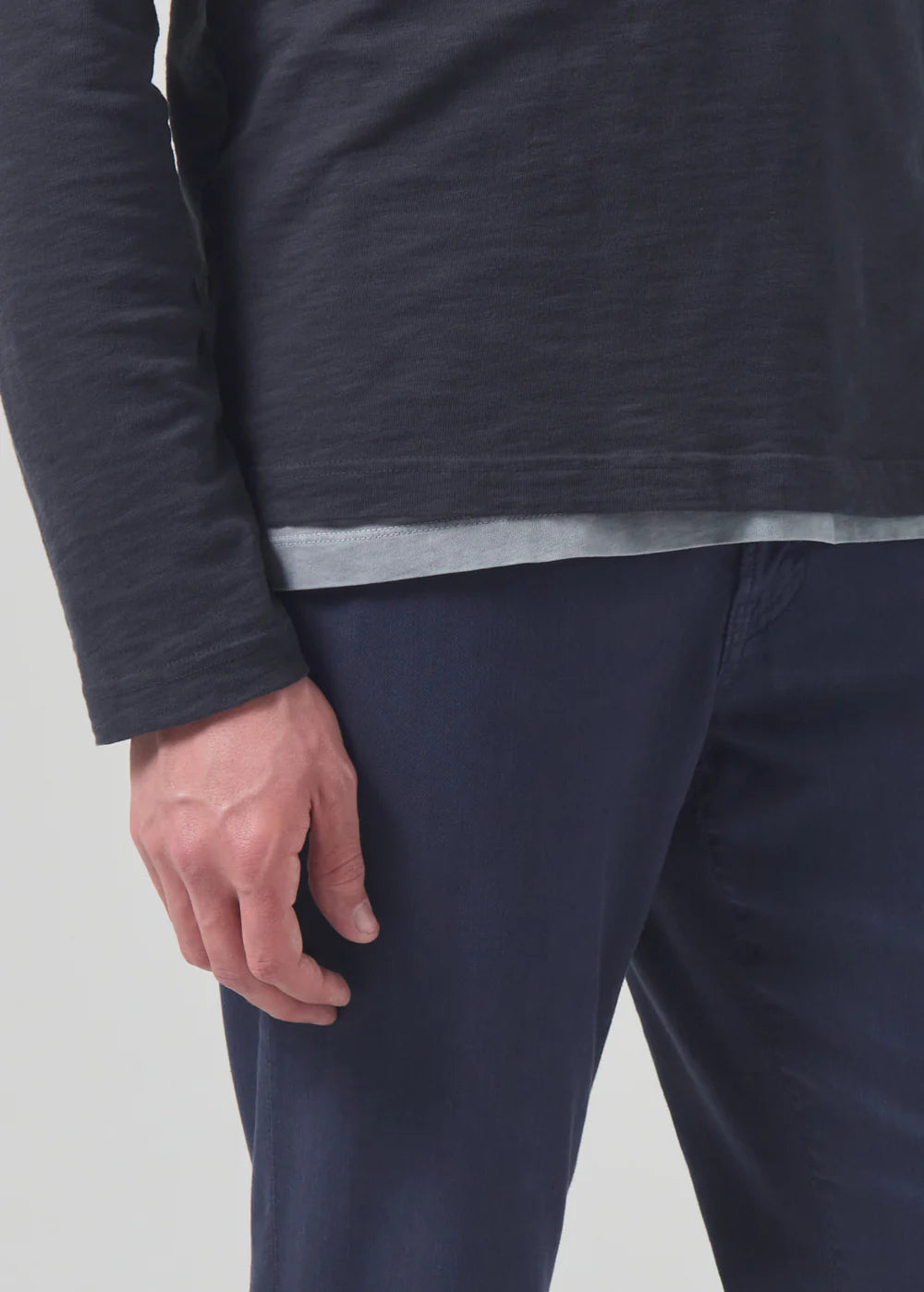 Closeup detail view of the Citizens Of Humanity Dark Navy Gage Slim Straight Stretch Linen