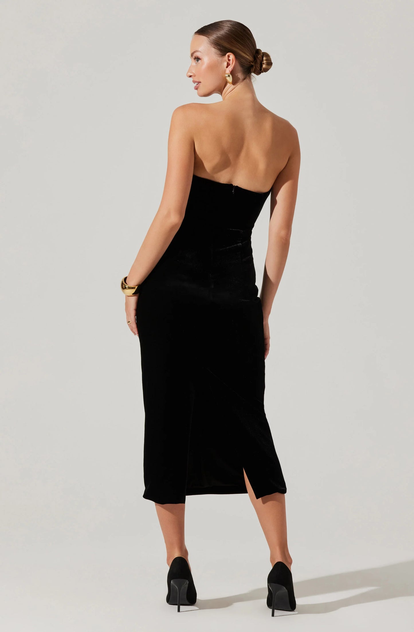 Back zip closure on the Arista Sweetheart Velvet Midi Dress by ASTR in the color Black