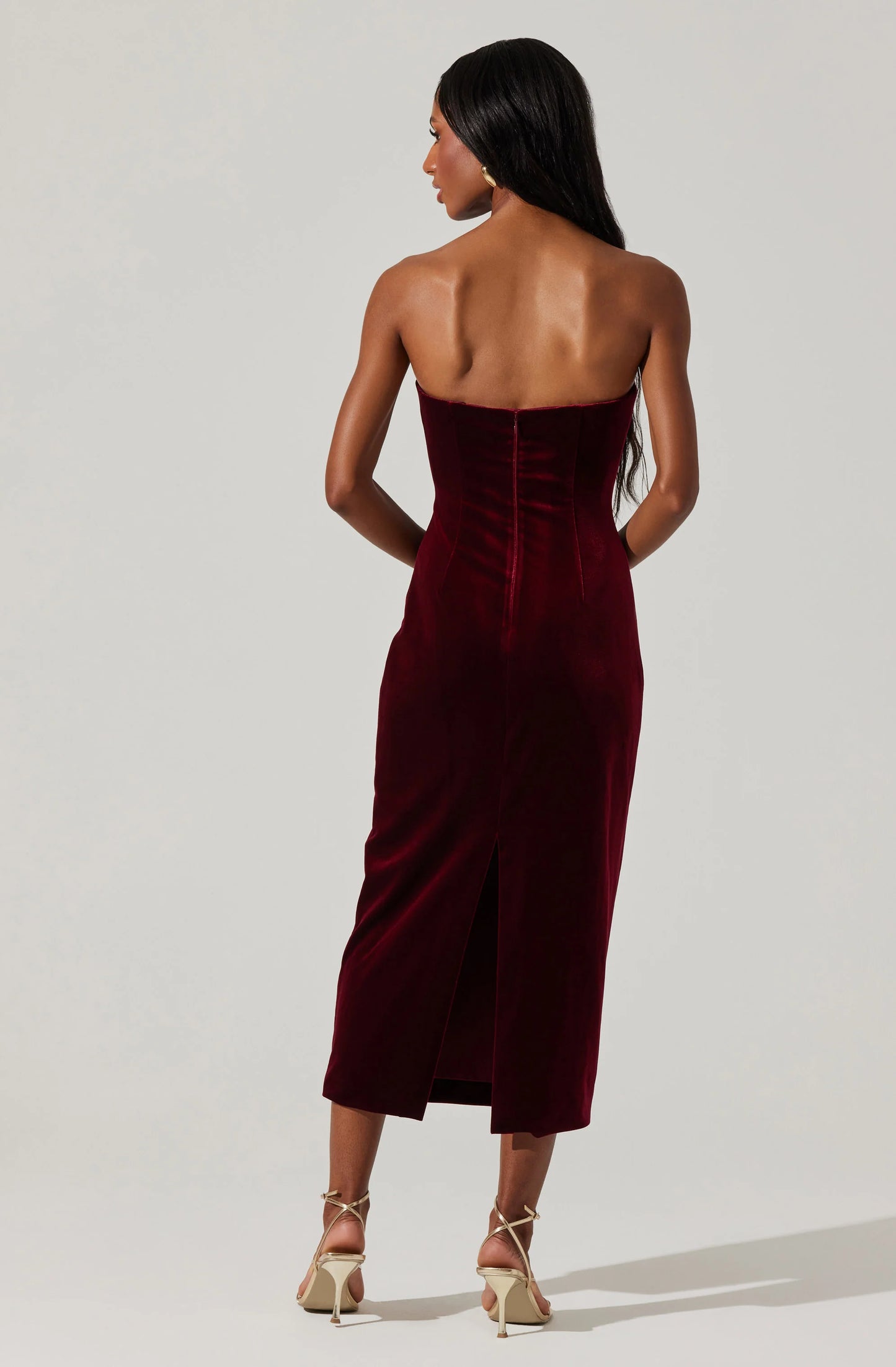 Back view detailing zip closure on the Arista Sweetheart Velvet Midi Dress by ASTR in the color Wine
