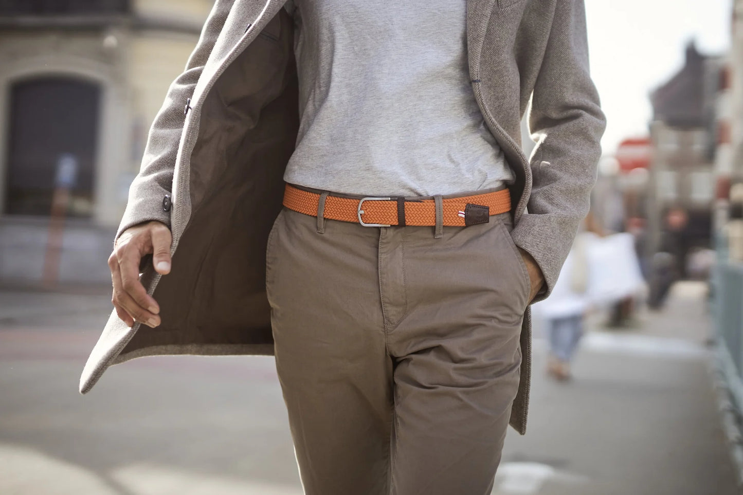 Man wearing the La Boucle braided Amsterdam Belt in the color orange