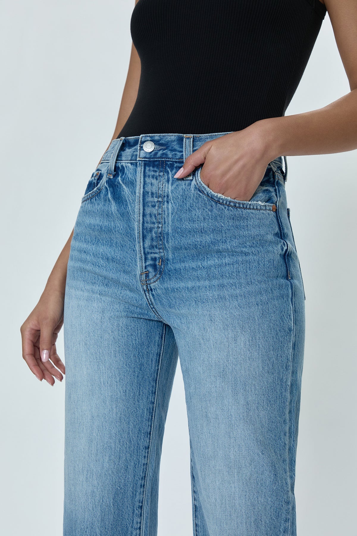 This high rise jeans offer a tighter fit around the waist and hip with a straight leg silhouette