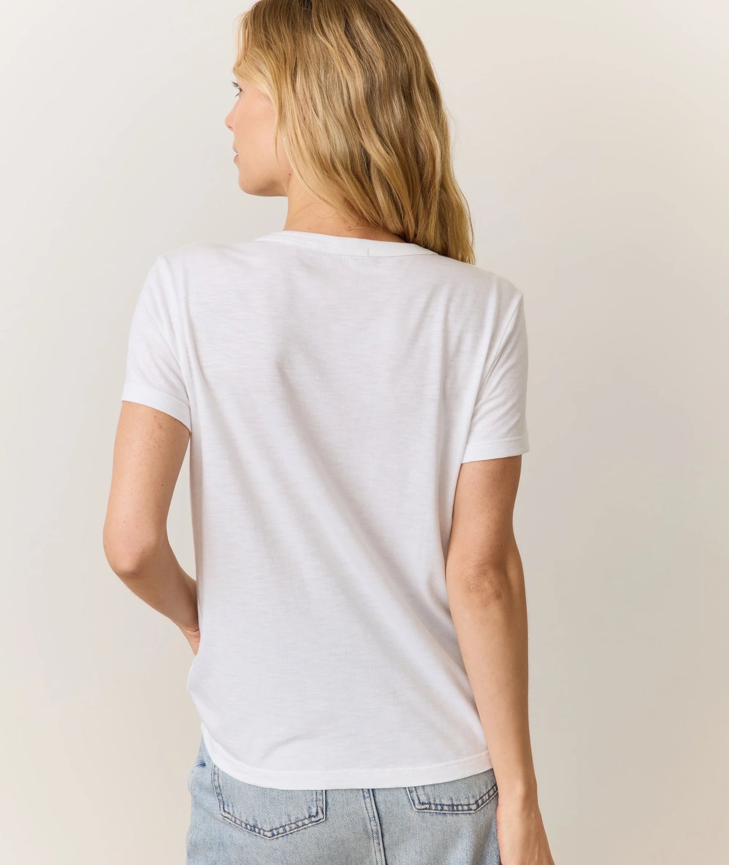 Woman wearing a plain white t-shirt with jeans