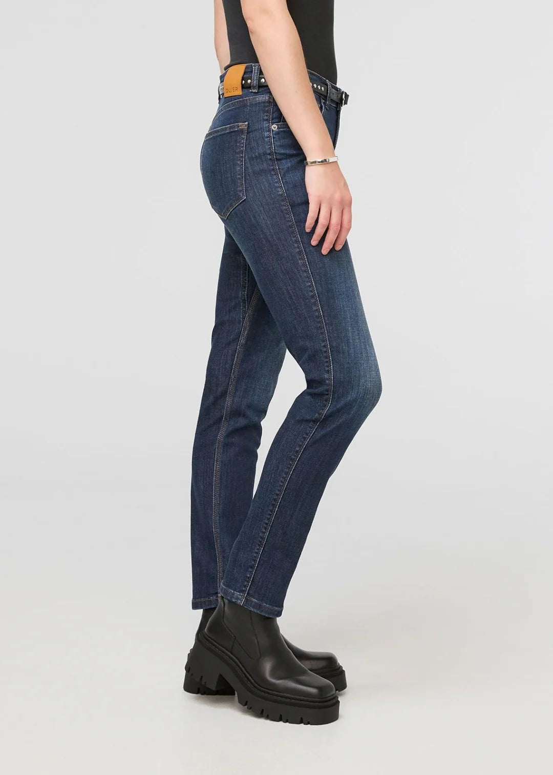 Woman wearing DUER jeans and black shoes
