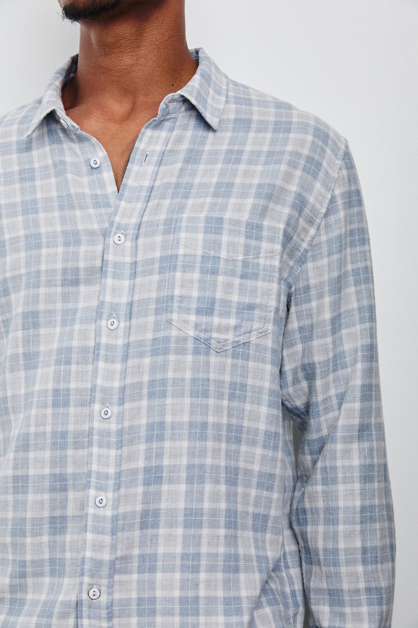 Long sleeve lightweight plaid men's shirt with single chest patch pocket
