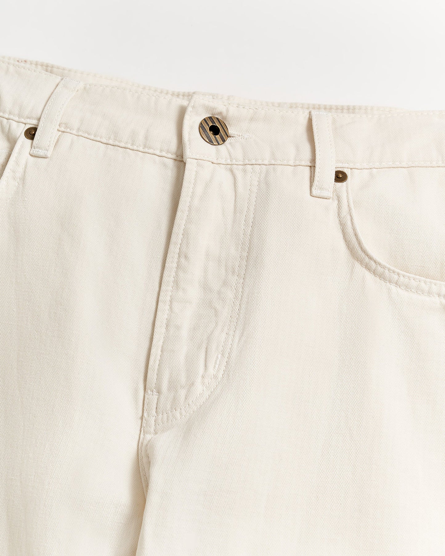 Front closure detail view of the Billy Reid Cotton Linen 5 Pocket Pant in the color Eggshell