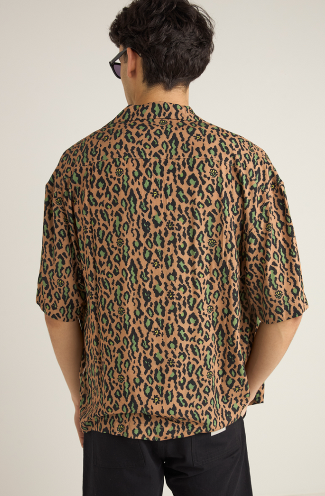 
                      
                        Men's relaxed fit short sleeve shirt with dynamic leopard print
                      
                    