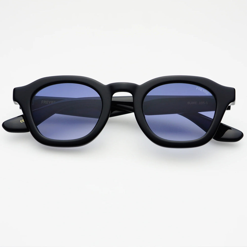 
                      
                        Medium fit unisex black sunglasses
                      
                    