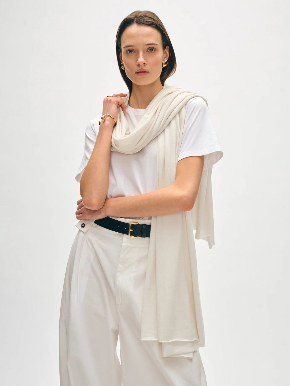 Woman wearing White + Warren's Silk Cashmere Travel Wrap in the color chalk