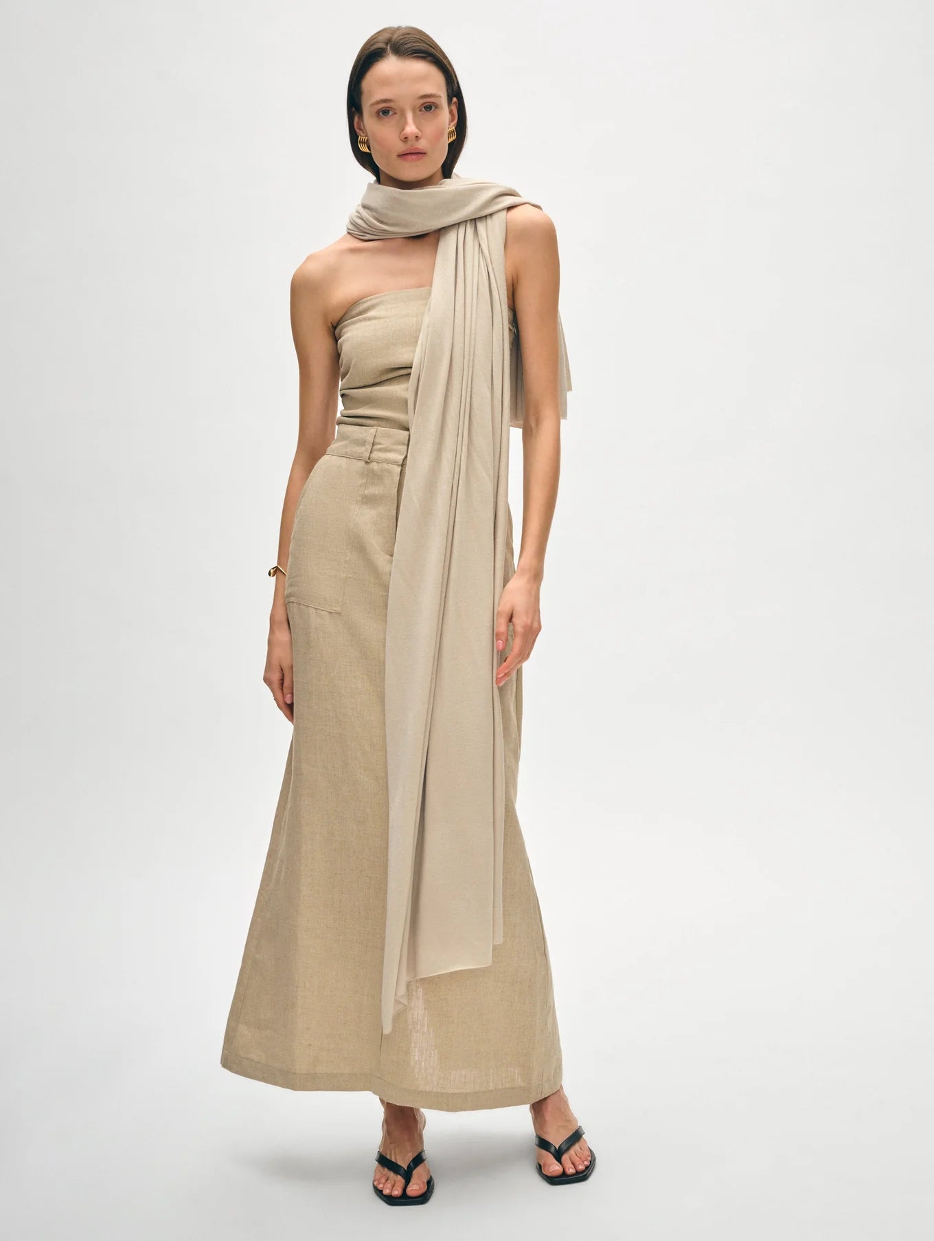 Woman wearing White + Warren's Silk Cashmere Travel Wrap in the color Sand Wisp Heather