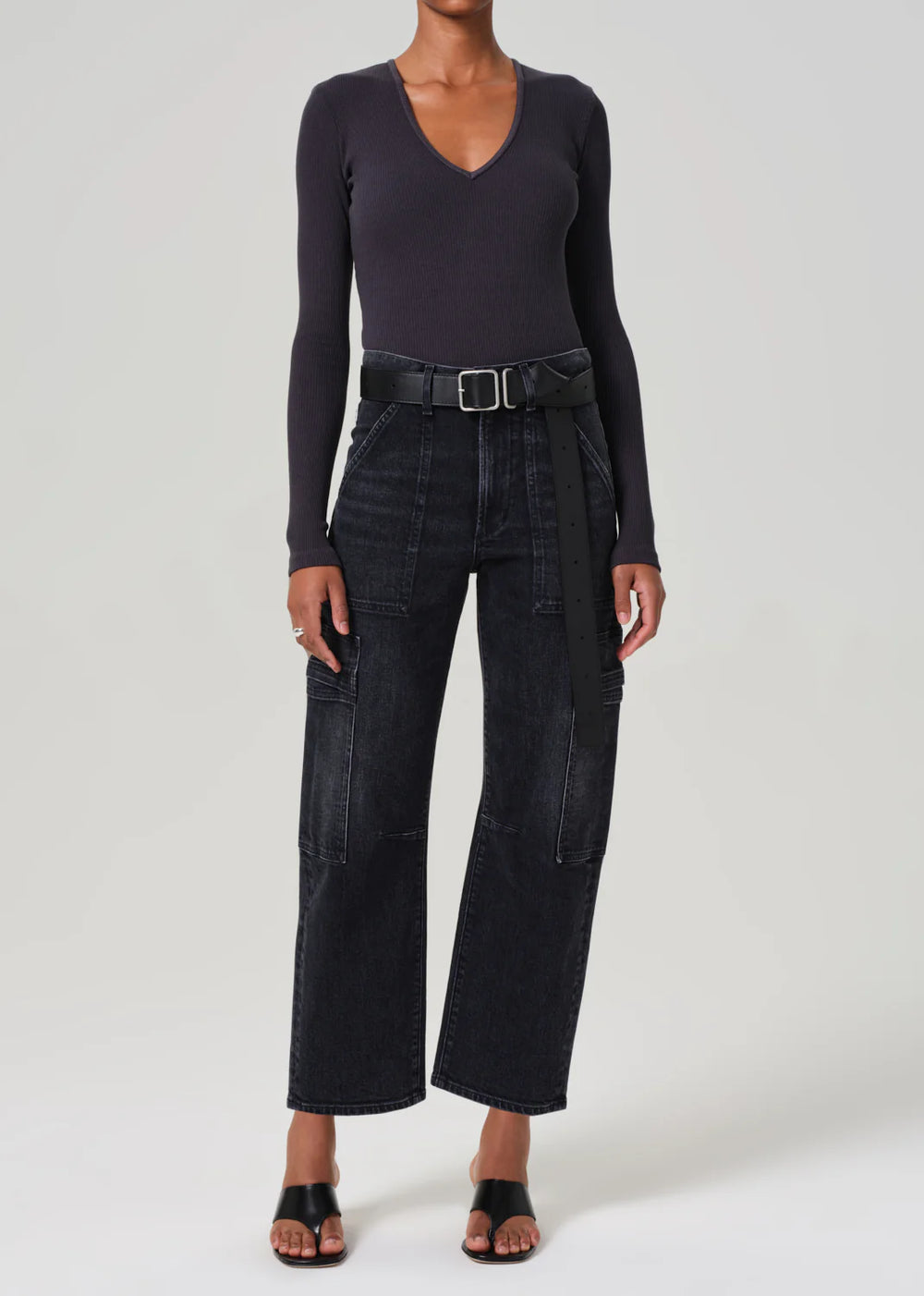 These cargo-inspired women's jeans from Citizens Of Humanity offer a relaxed straight leg that tapers at the ankle.