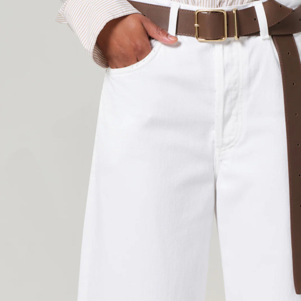 
                      
                        Women's crisp white jeans
                      
                    