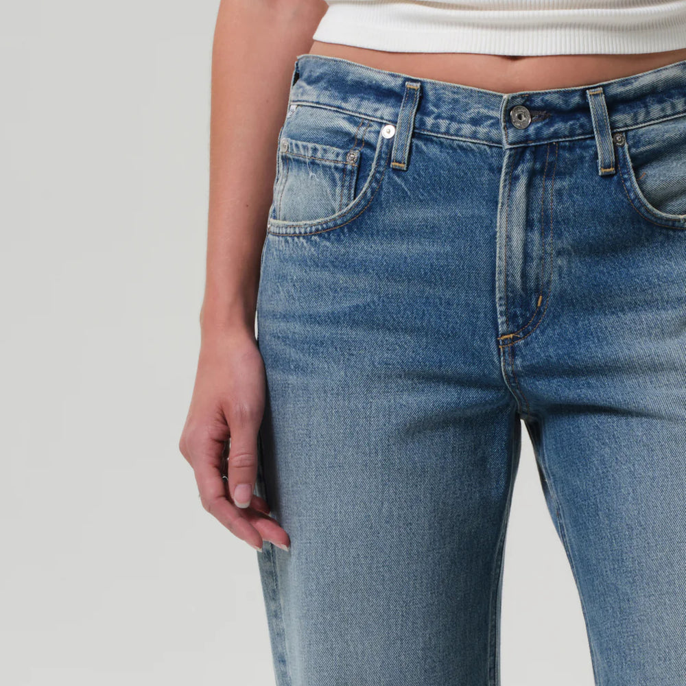The Citizens Of Humanity Lindz Low Rise Easy Straight Women's Jeans at Harbour Thread offer a medium indigo wash crafted from rigid denim with a soft hand feel