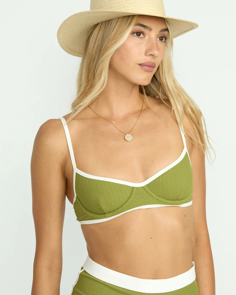 Enjoy a flattering, structured shape with the Billabong Sunrays Tami Underwire Bikini Top. Find yours at Harbour Thread boutique in Burlington, VT!