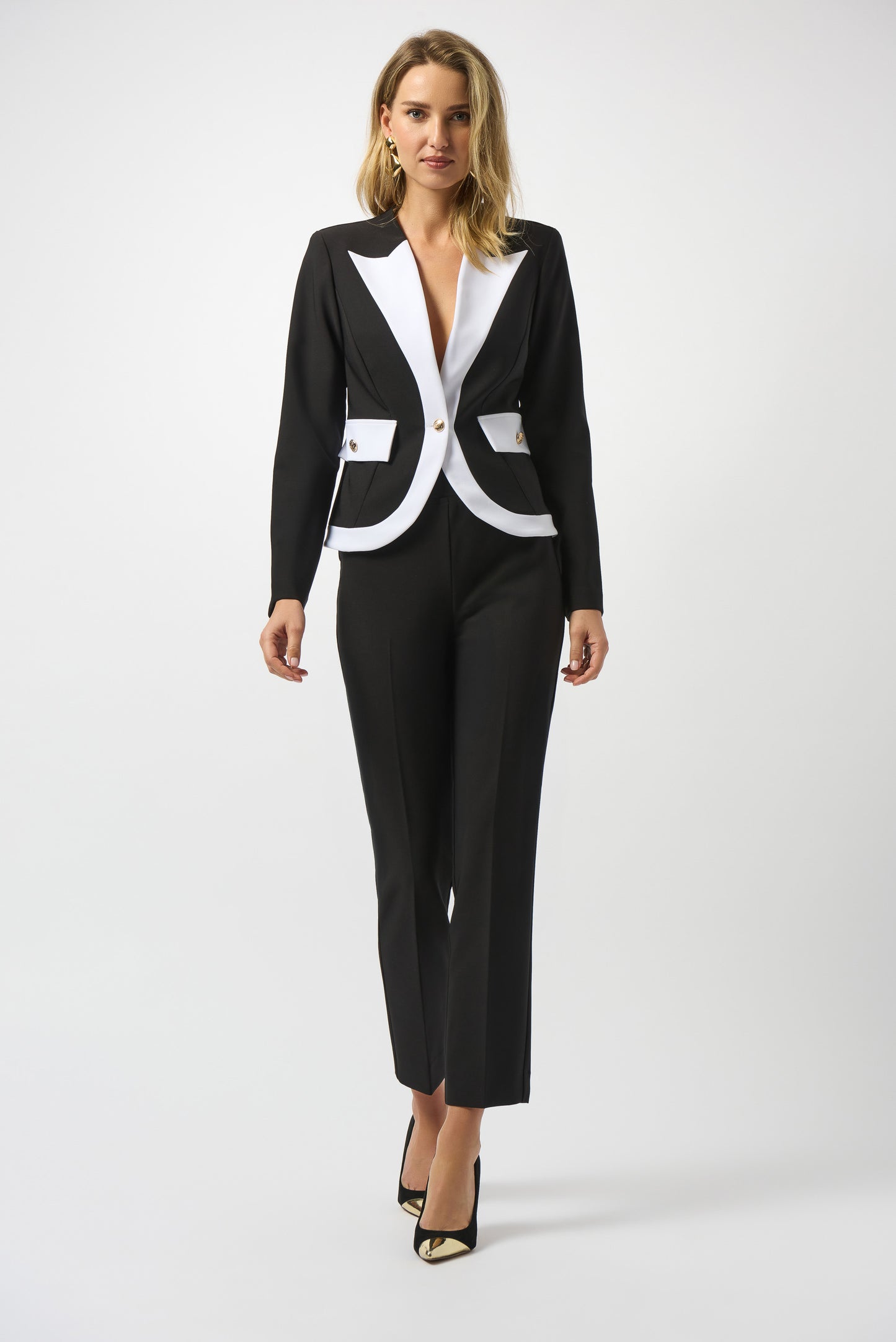 These black straight leg pants are crafted from a luxe twill fabric for a clean, polished look. Find your pair at Harbour Thread boutique in Burlington, VT. 