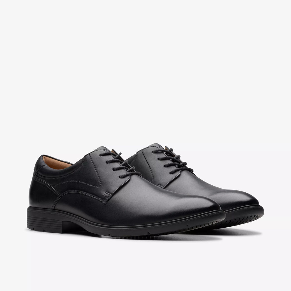 
                      
                        The Clarks Eldredge Plain men's shoe in the color Black Leather
                      
                    