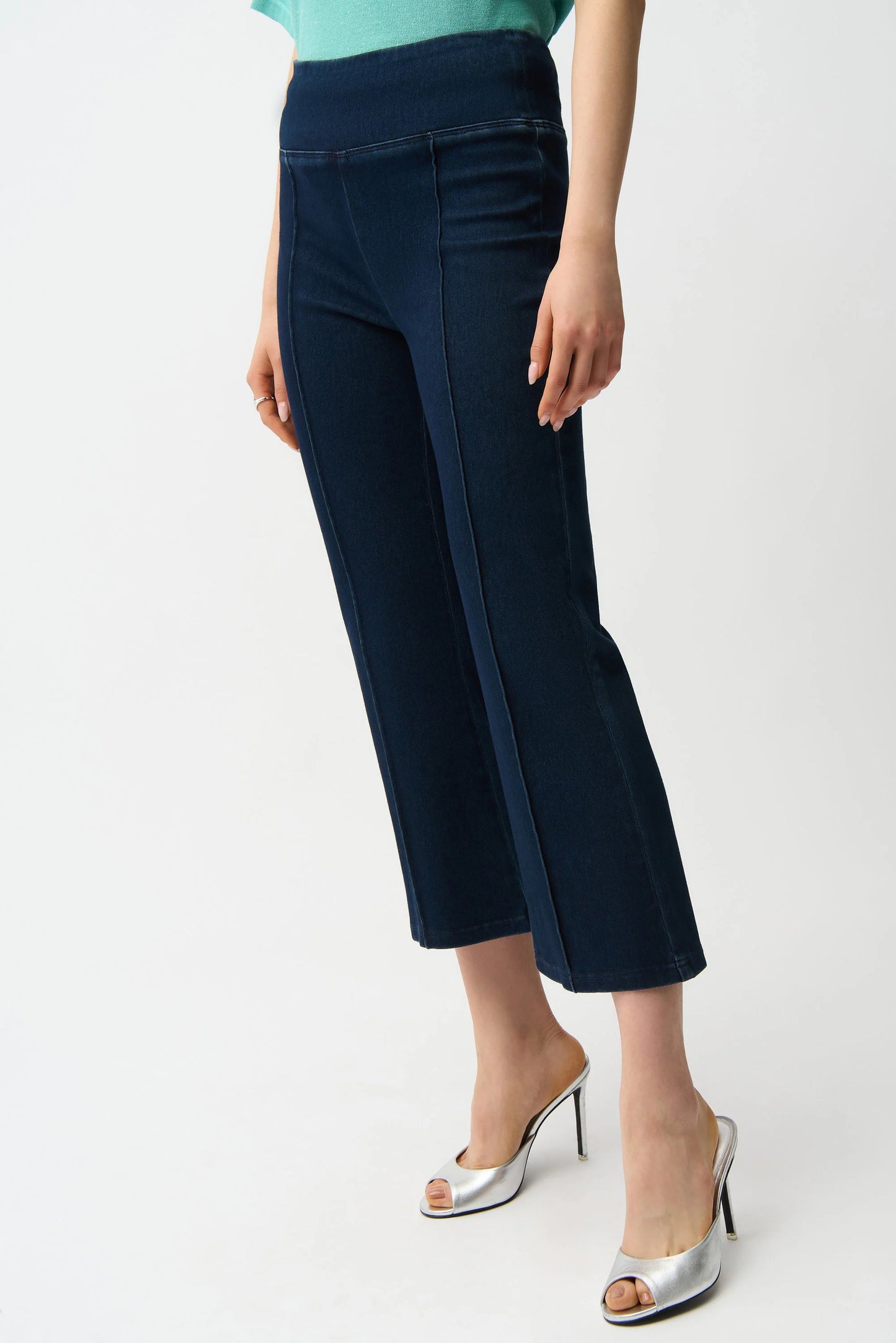 Pull-on style cropped flare denim pants