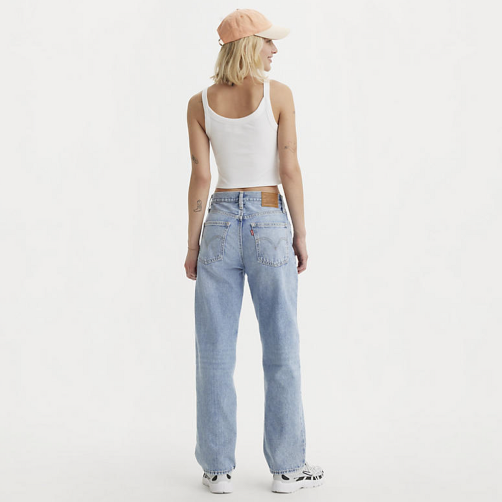 Levi's women's Dad Jeans features a loose, straight leg fit