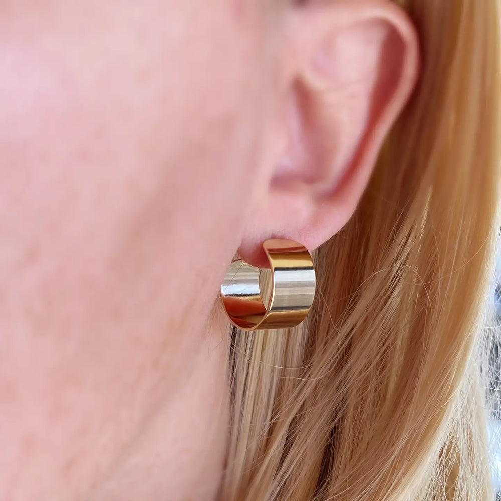 These 18k gold-filled semi-hoop earrings are accented with a flat design. 