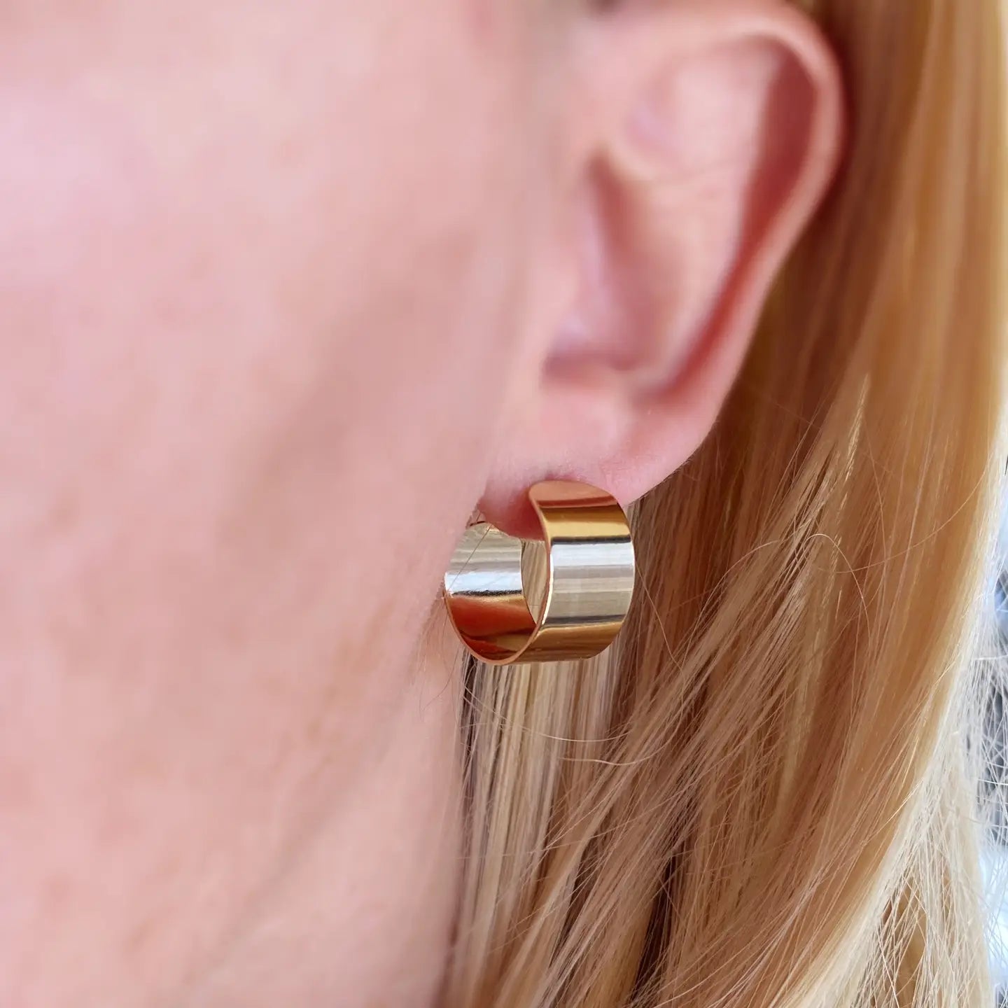 These 18k gold-filled semi-hoop earrings are accented with a flat design. 