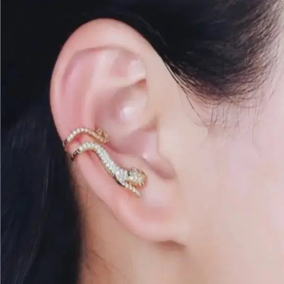 A person wearing the Jaggy Earcuff by Tramps + Thieves