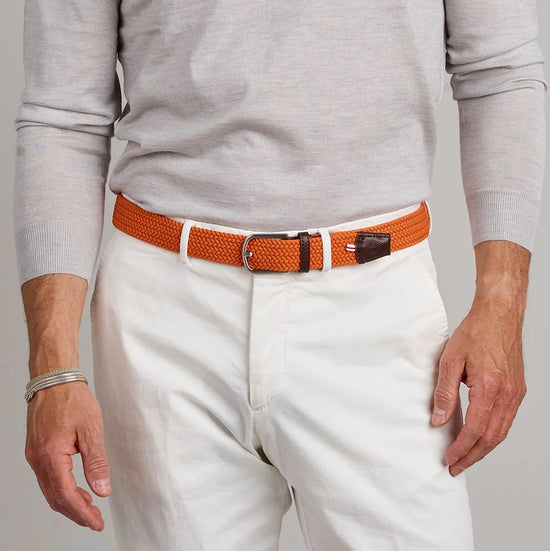 Man wearing the La Boucle braided Amsterdam Belt in the color orange
