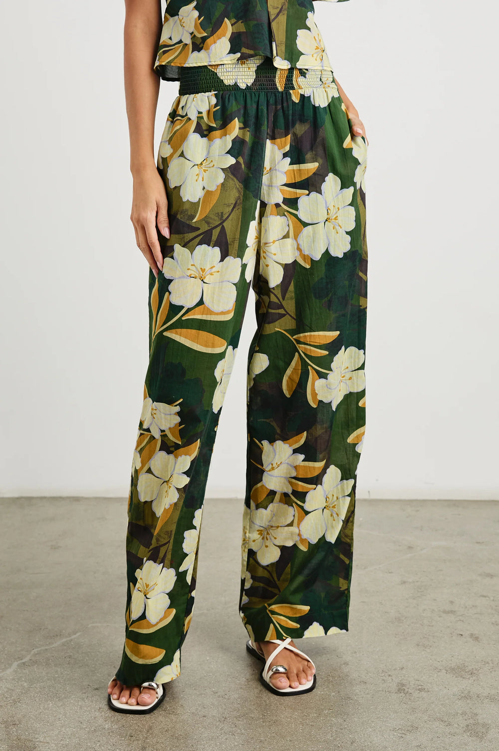 The lightweight beach cotton Brendon Pant from Rails features a bold floral print and lasting comfort. Shop now at Harbour Thread for an effortlessly chic look. 