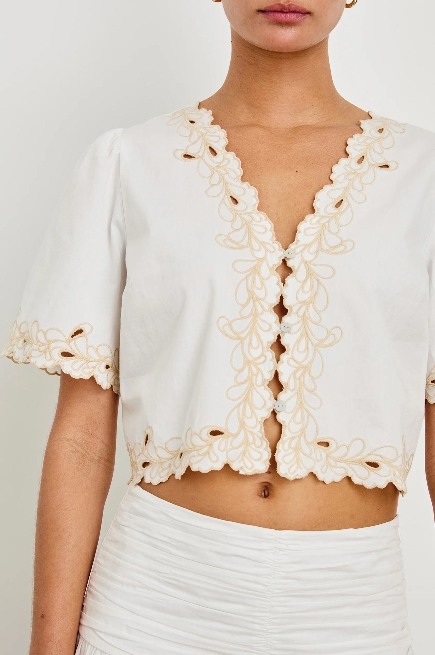 White cotton poplin cropped shirt with an airy cropped fit