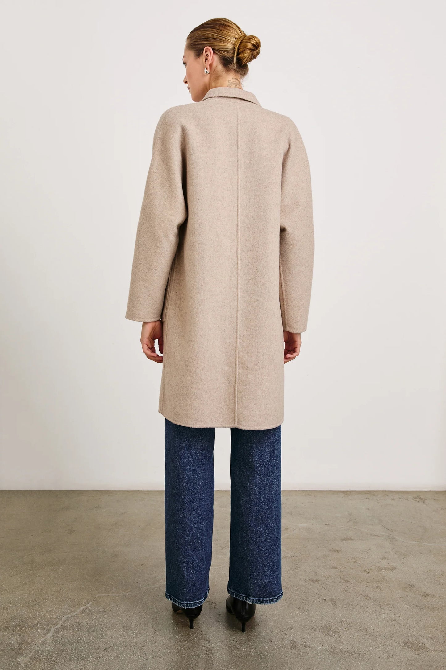 The Everest Coat features a slightly oversized fit to layer over your favorite fall looks. 