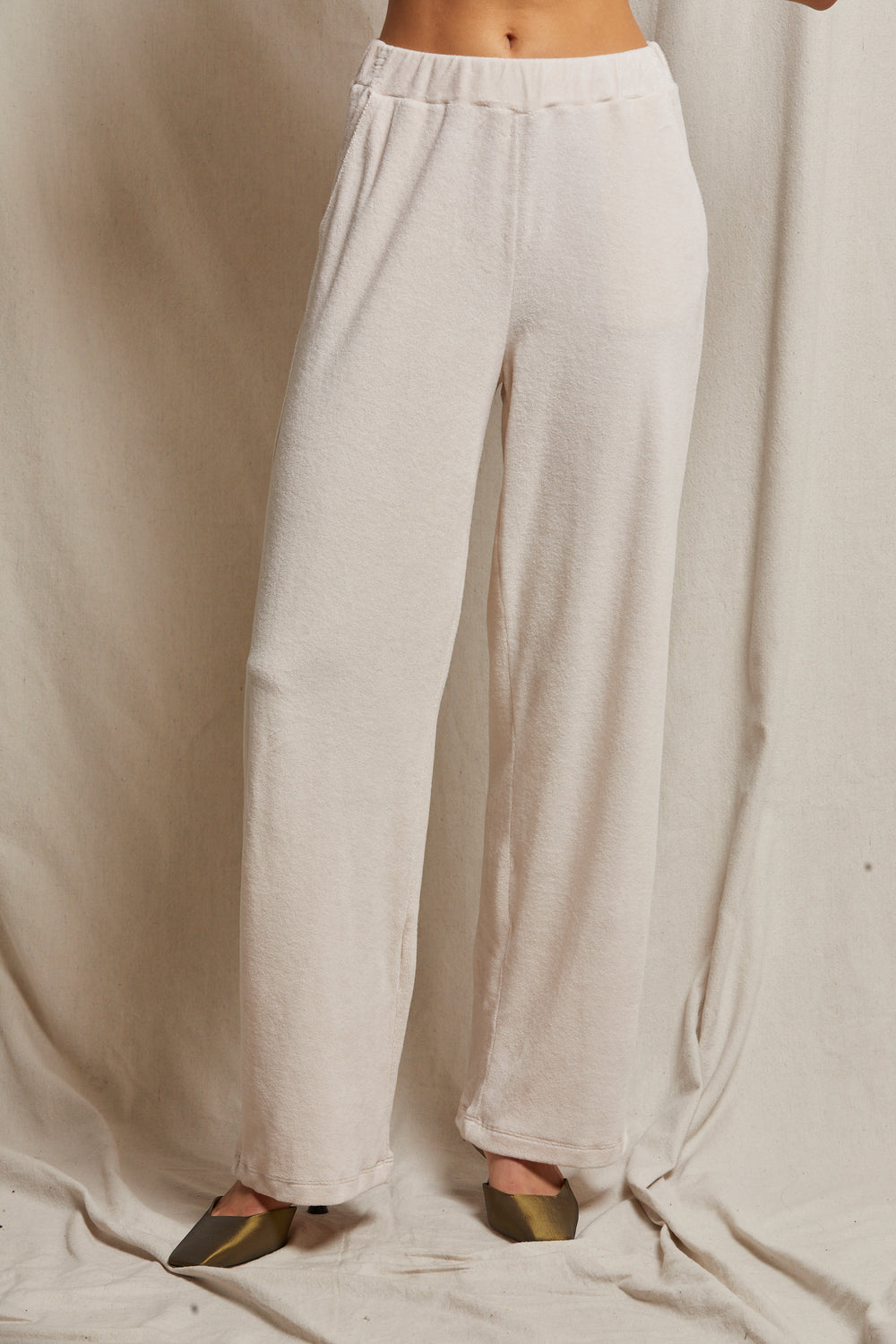 These velour wide leg sweatpants from Perfect White Tee offer a relaxed straight fit and are perfect for luxe lounging this holiday season.