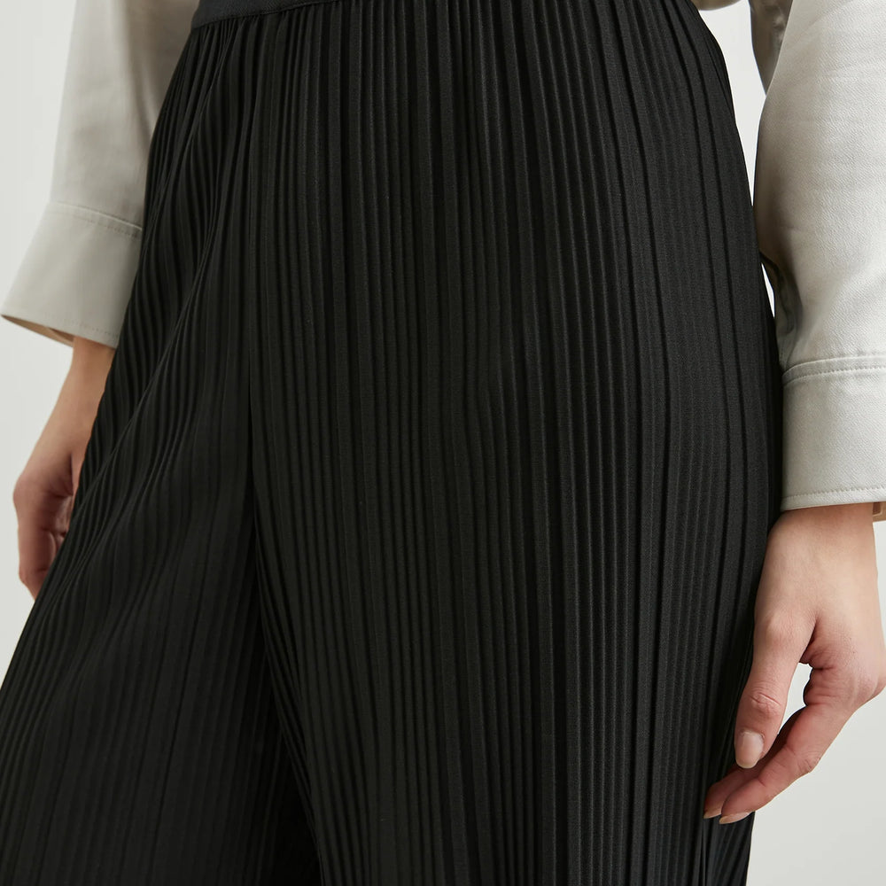 These full length pants from Rails features pleating detail and an exposed waistband