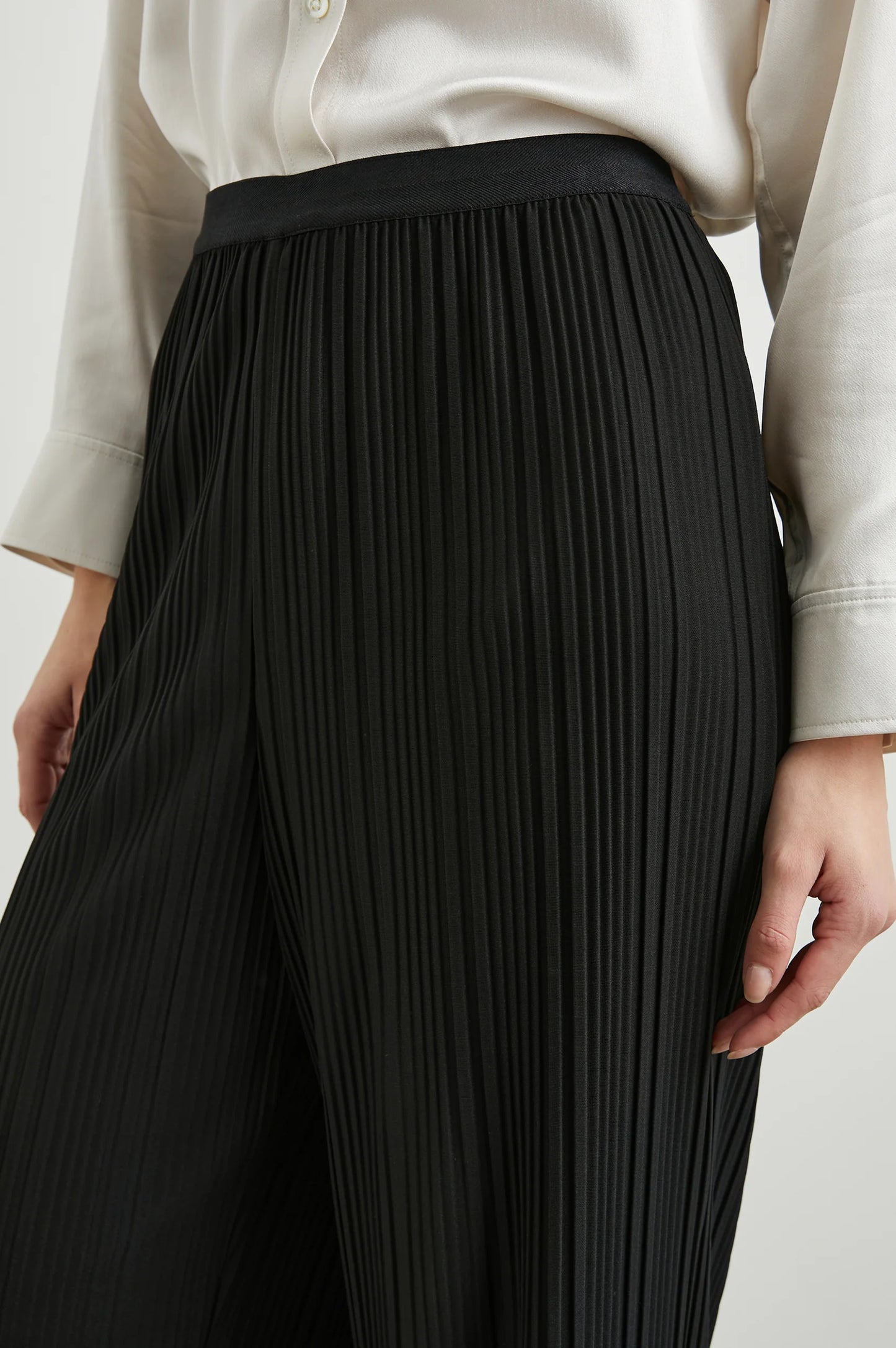 These full length pants from Rails features pleating detail and an exposed waistband