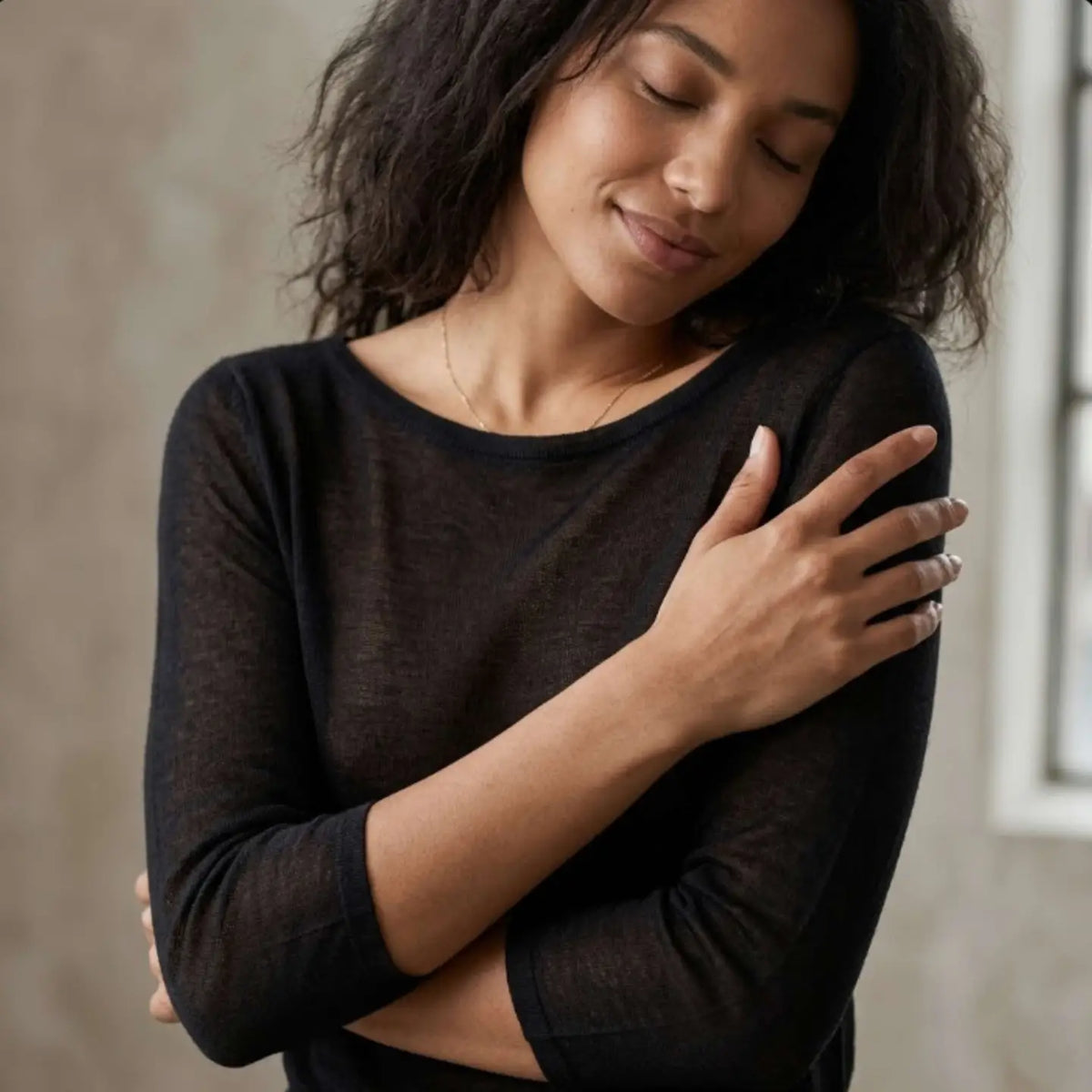 Lumusae Women's Cashmere Boatneck Top in Black