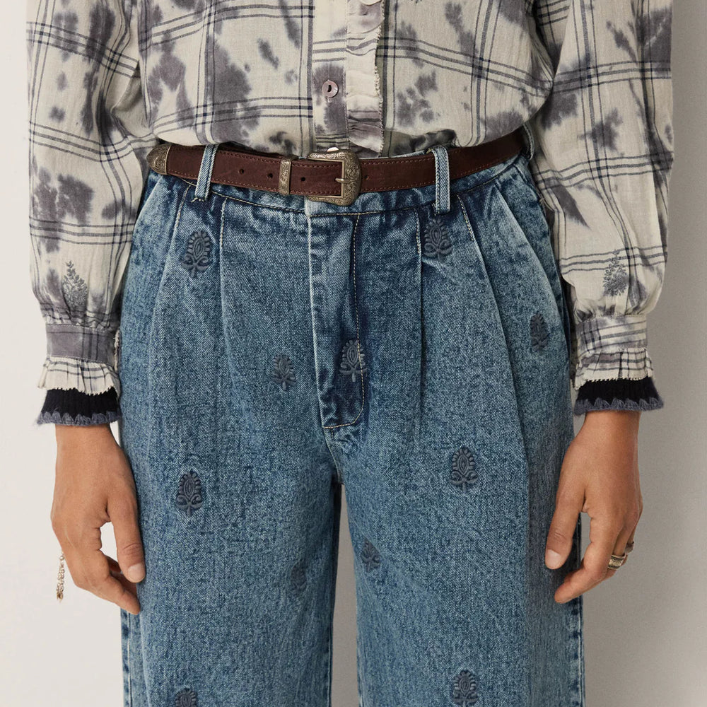 Women's pleated denim pants with dark embroidery motif