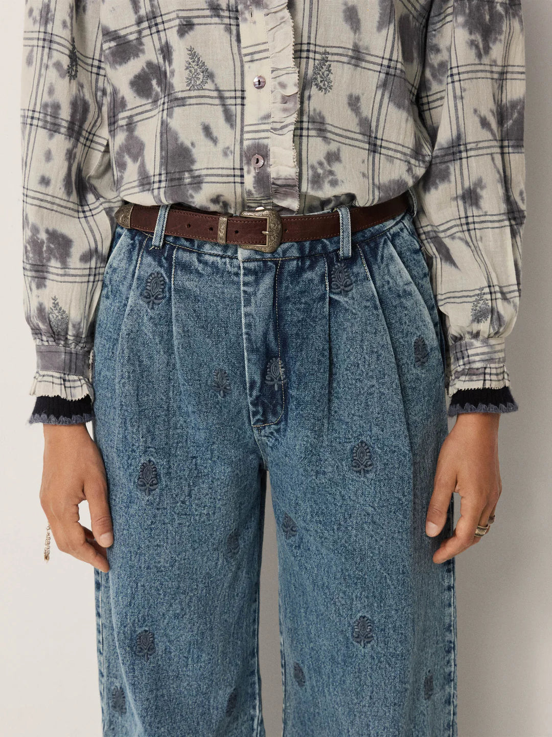 Women's pleated denim pants with dark embroidery motif