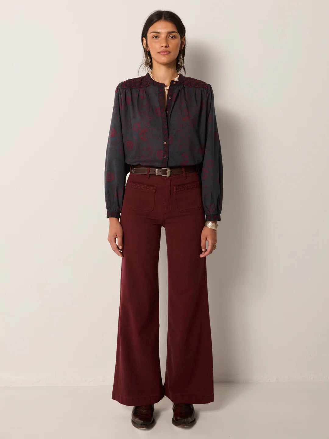 A woman wearing the Giuletta Pant in the color Capuleto Grape.