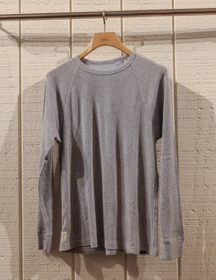 
                      
                        Faherty's Long Sleeve Could Waffle Crew features long raglan sleeves and crew neckline
                      
                    
