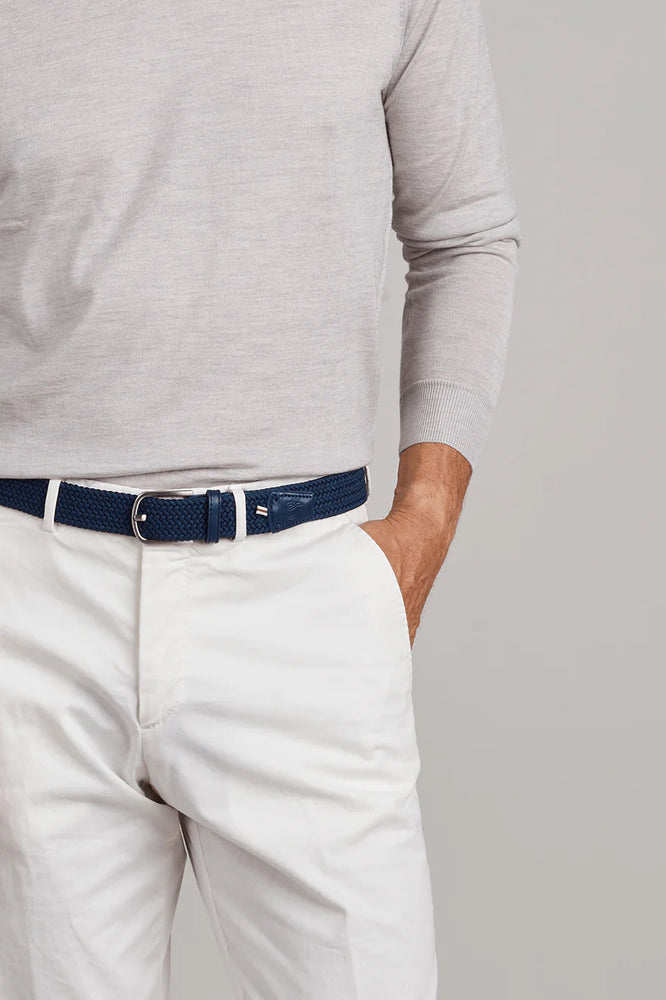 
                      
                        Man wearing the La Boucle Miami Belt in the color Dark Blue
                      
                    