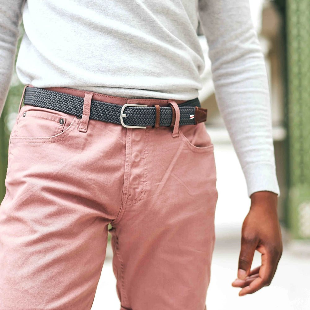 Man wearing the La Boucle New York Belt in the color Grey