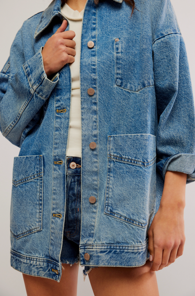 
                      
                        Free People's Avery Denim Jacket features front button closure, oversized patch pockets and collared neckline. Shop this women's medium wash denim jacket at Harbour Thread!
                      
                    