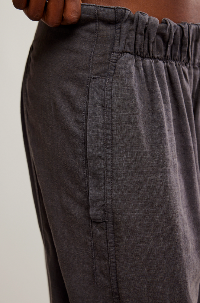 
                      
                        Women's elasticated waist linen-blend pants
                      
                    
