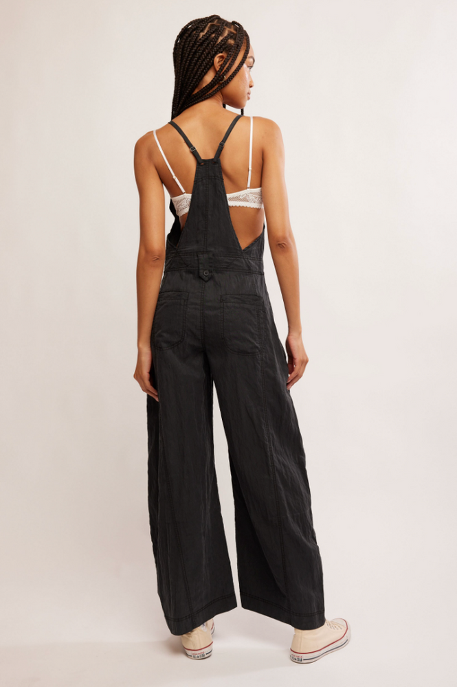 
                      
                        Women's cool and casual black sleeveless jumpsuit
                      
                    