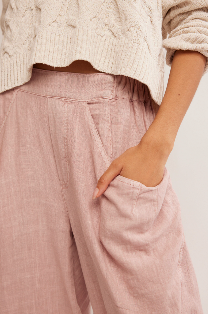 Women's pink linen-blend pull on pants with pockets. 