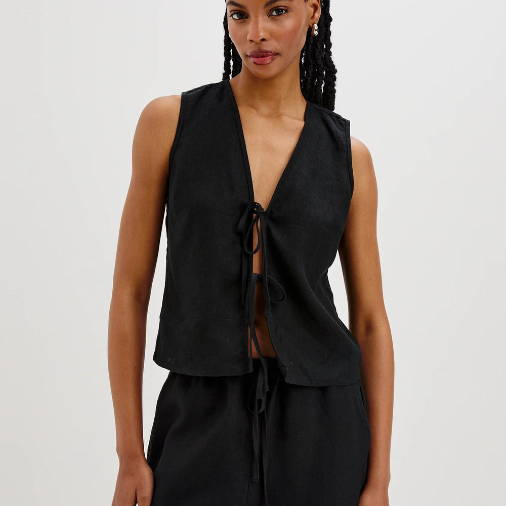Embrace elevated summer style with the cropped and relaxed Oregon Tie Front Top from Rails. Find it at Harbour Thread boutique in St. Pete, FL!