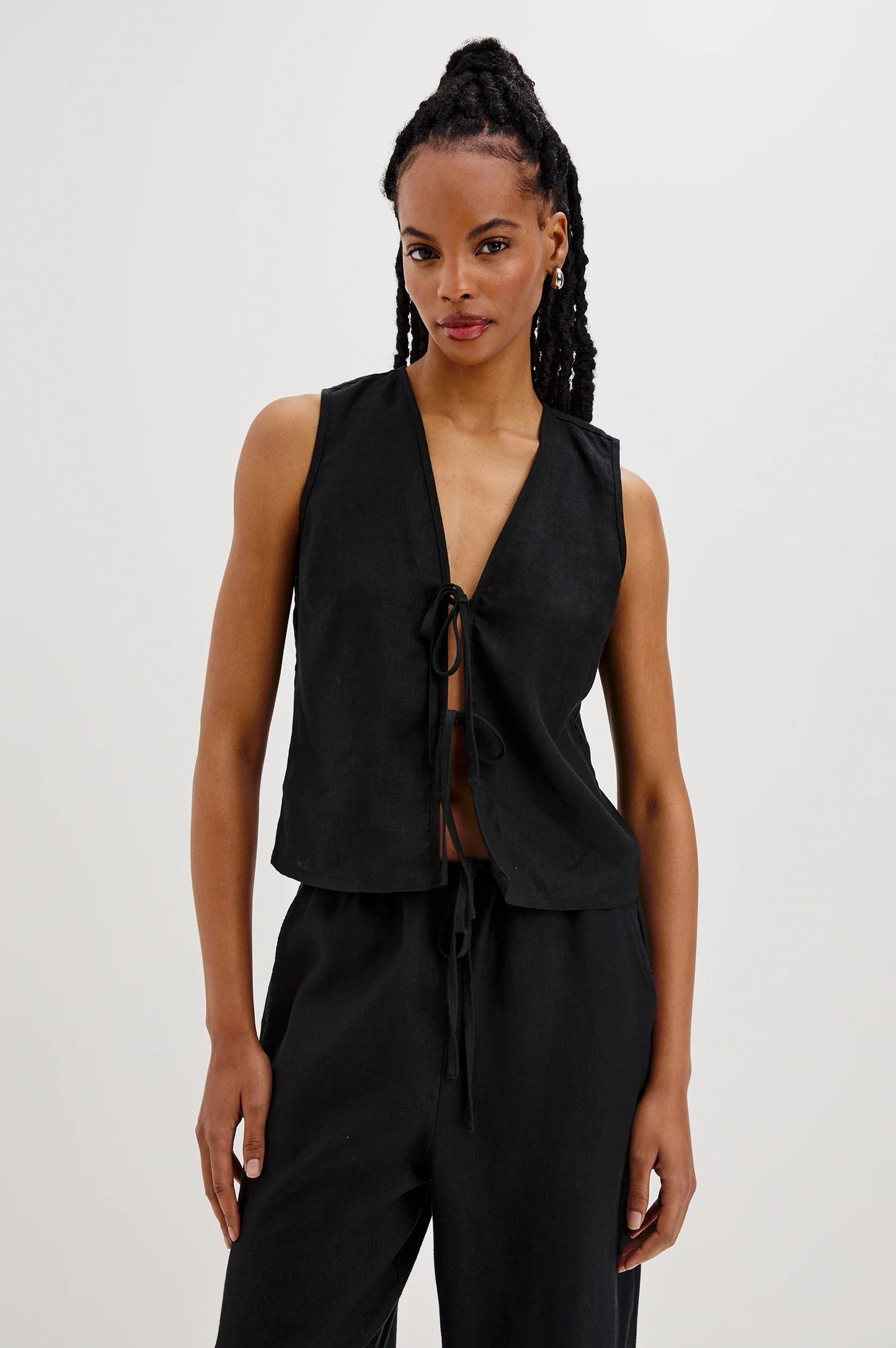 Embrace elevated summer style with the cropped and relaxed Oregon Tie Front Top from Rails. Find it at Harbour Thread boutique in St. Pete, FL!