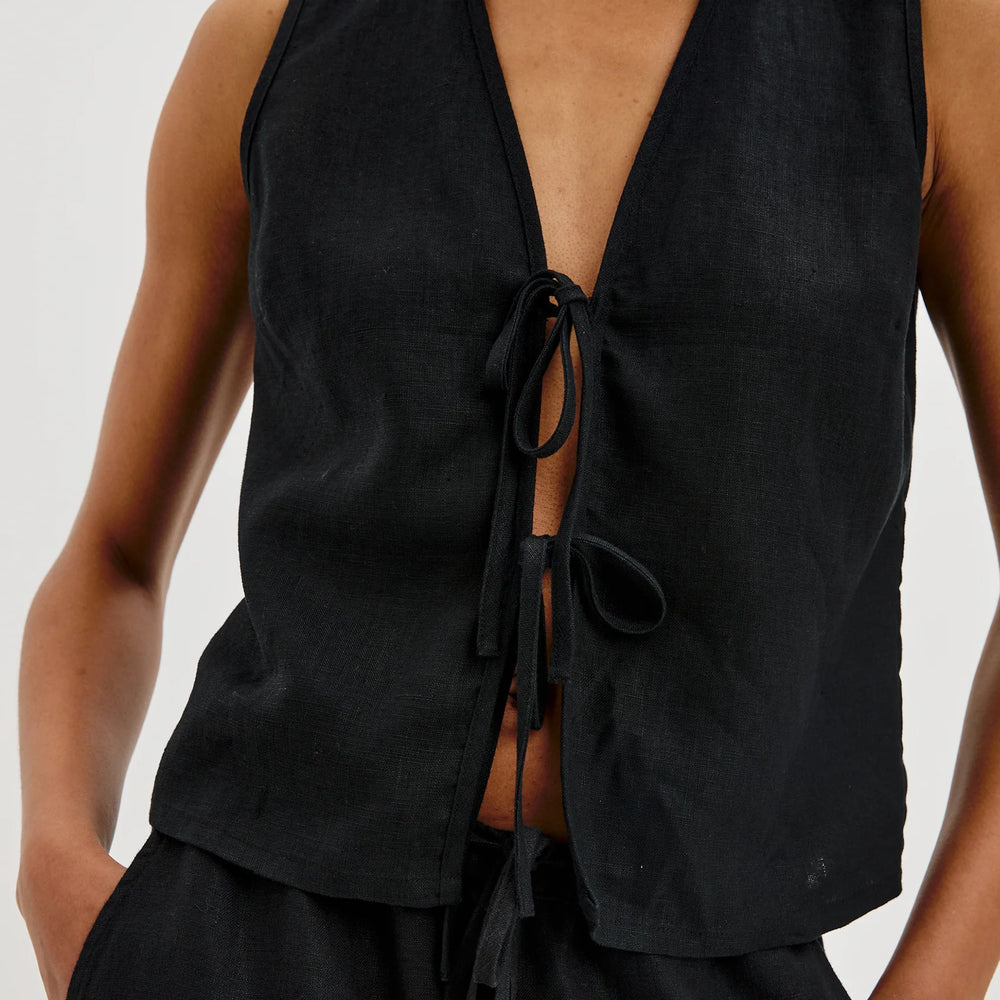 Shop tie front tops for summer at Harbour Thread women's boutique. New arrivals include the Rails Oregon Top in Black. 