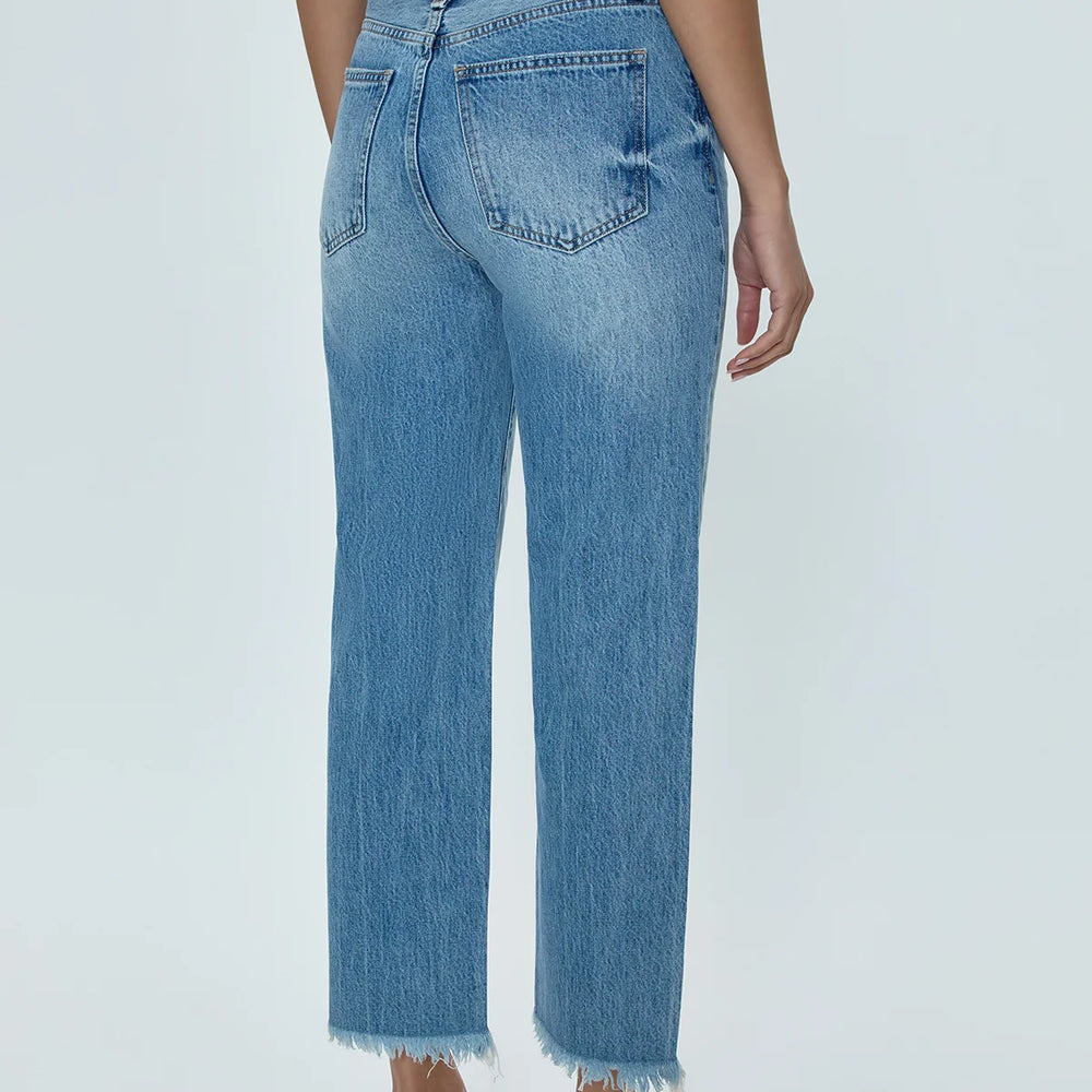 
                      
                        These women's jeans offer a super high rise, straight leg silhouette and cropped hem
                      
                    