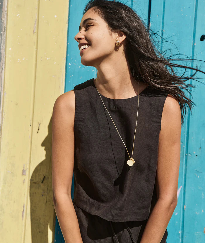 This Marine Layer linen tank offers a cool and relaxed fit with a slight crop for effortless, everyday style. Shop the Quinn Linen Tank at Harbour Thread!